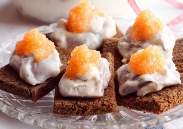 Yrttisilliä ruisleivällä