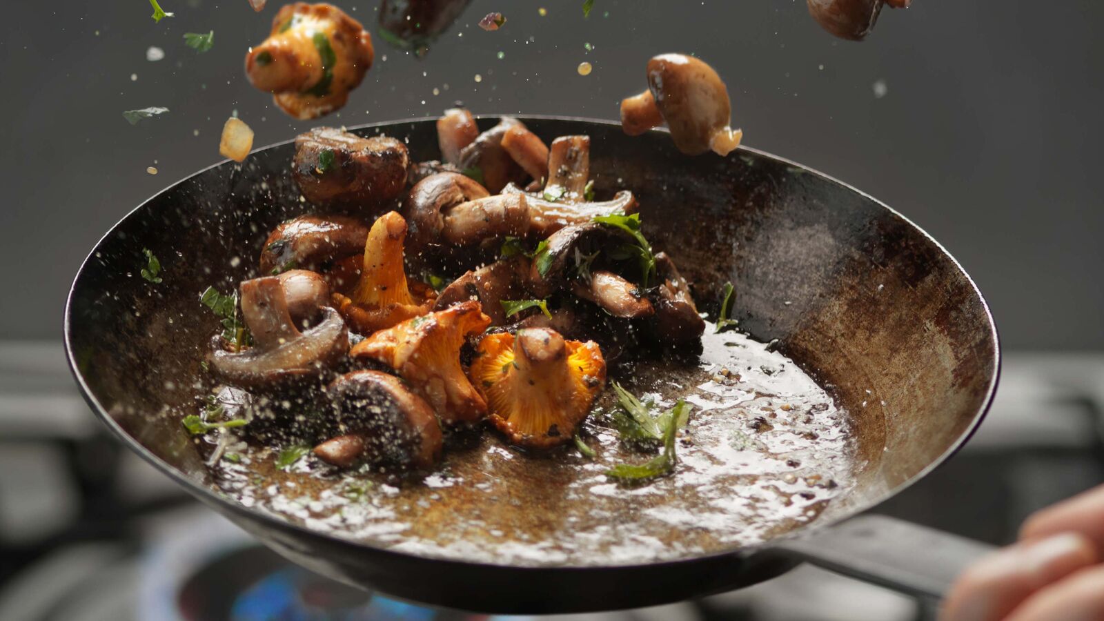 SAUTEED GARLIC, CHILLI AND HERB MUSHROOMS | Lurpak®