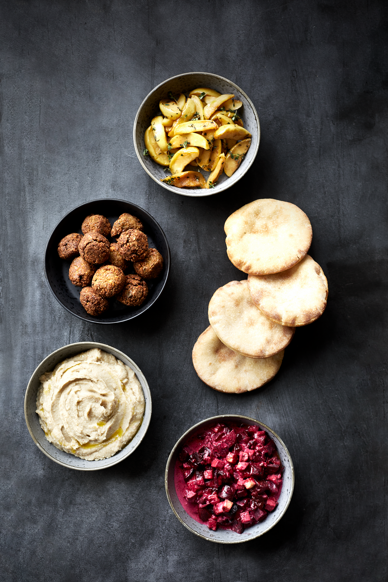Pitabrød med falafler, gratinerede rødbeder og butter bean hummus