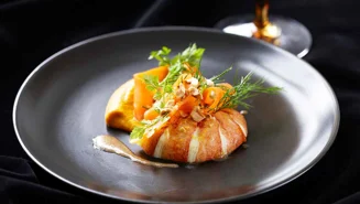 Hummer med rostad morotskräm och hasselnötsdressing