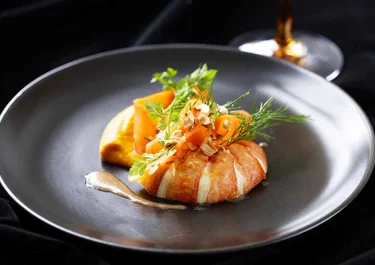 Hummer med rostad morotskräm och hasselnötsdressing