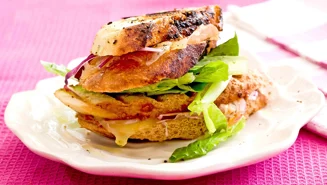 Toast med parmaskinka och röd pesto