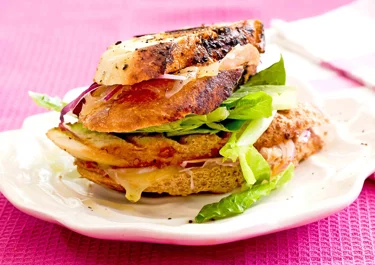 Toast med parmaskinka och röd pesto