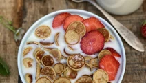 Mini-pannenkoekjes met aardbeien en melk
