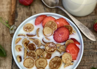 Mini pancake recipe with strawberries and milk