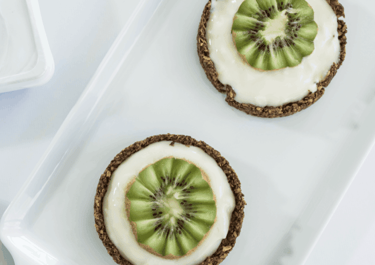 Tartaletas de granola, crema de limón con Arla Queso de untar Natural Light y kiwi