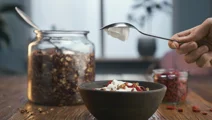 Cremiger Skyr mit Granola und Beeren