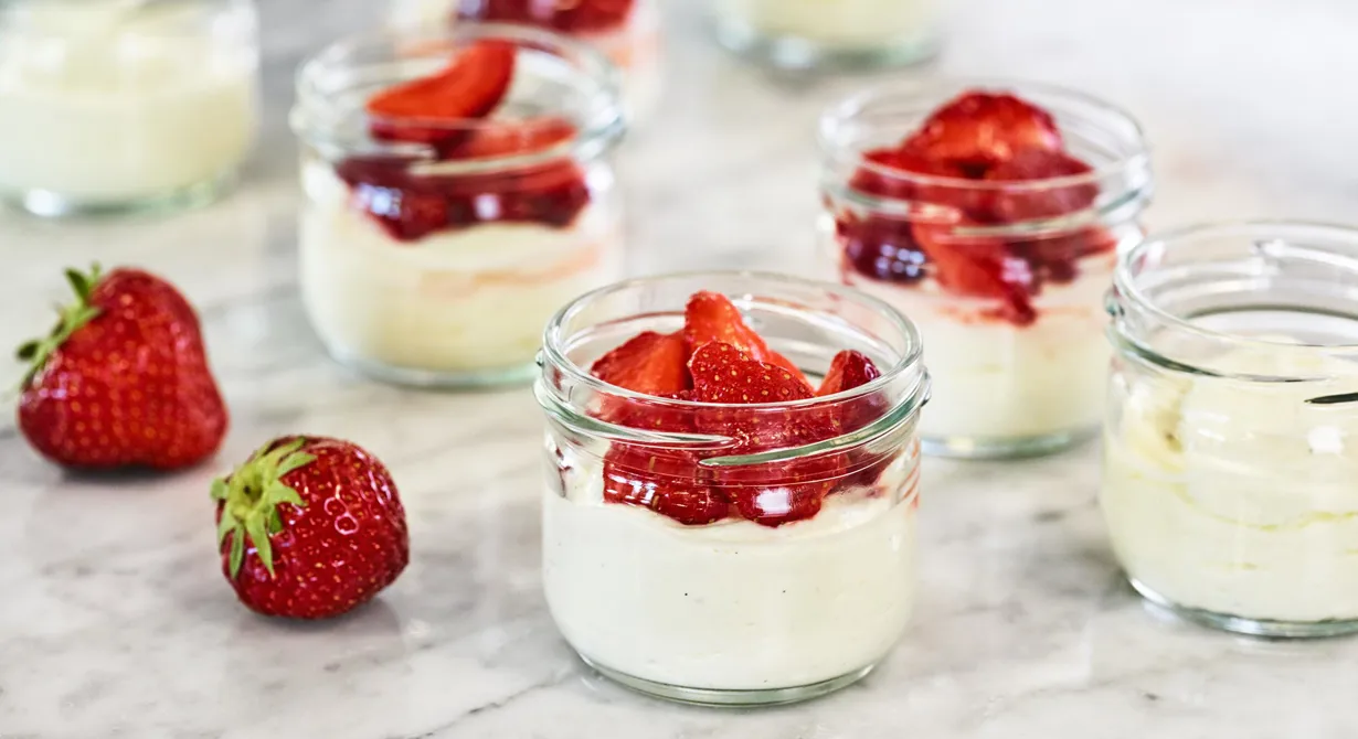 Näst efter att en dessert måste vara god kommer storleken. Det ska vara små munsbitar, de ska kunna njutas precis som de är. Blandningen av färskost och grädde tillsammans med jordgubbarnas sötma är smått magisk.