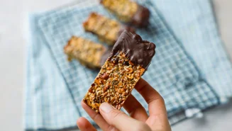 Protein breakfast bars with chocolate