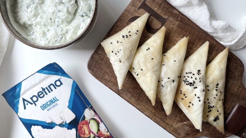 Tiropitas griegas con tzatziki y Apetina