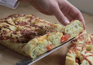Focaccia de tomates cherry, albahaca y queso
