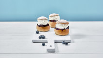 Schwedische Semlor-Brötchen mit Schlagsahne und Heidelbeerkompott