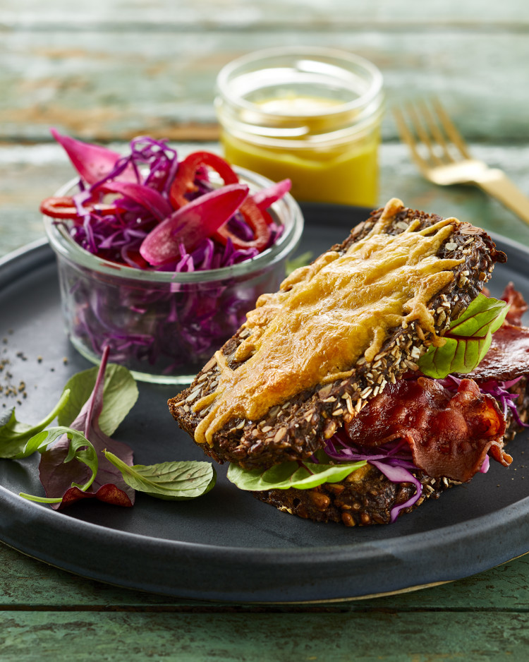 Rugbrødssandwich med bacon og rød cheddar | Arla