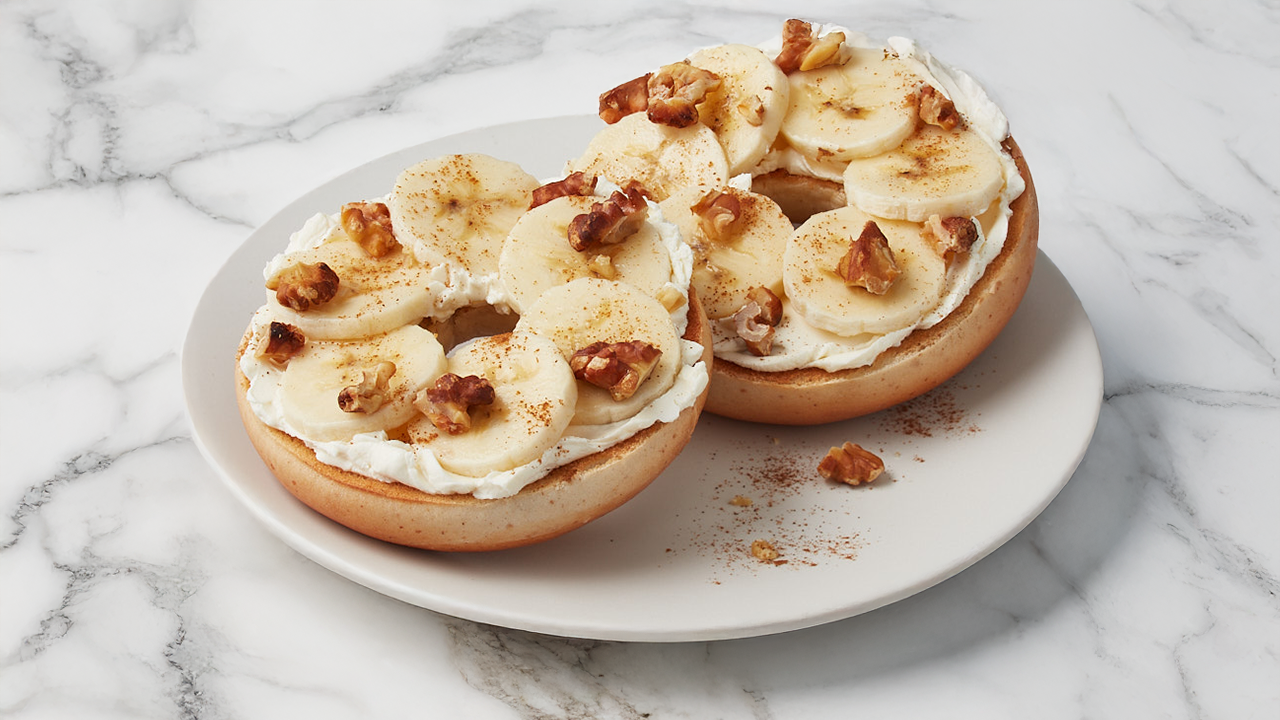 Bagel à la banane, aux noix et à la cannelle avec fromage à la crème original Tre Stelle