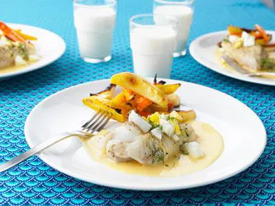 Fiskelycka i skolrestaurangen! Torsk med äggsås i ny toppning, färgglada grönsaker och goda klassiska smaker väcker aptiten hos både stora och små.