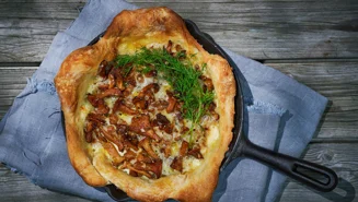 Pan pizza med kantareller och dill