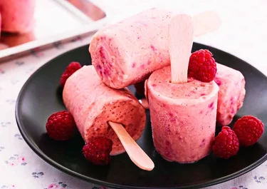 Hallonyoghurtglass på pinne