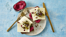Ostemad med rødbedehummus og cornichoner