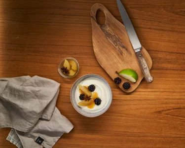 Arla® Skyr Bowl mit pochierten Birnen, Sternanis und frischen Brombeeren