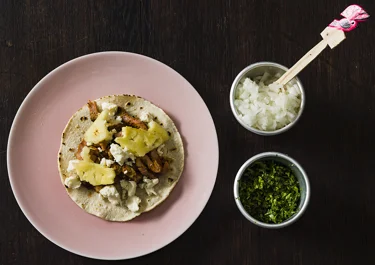 Al pastor med fläskkarré, ananas och smulad ost
