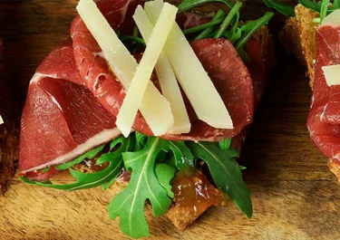 Montadito de carpaccio de ternera con pulpa de tomate y queso