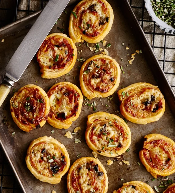Spicy tomato and cheese scrolls