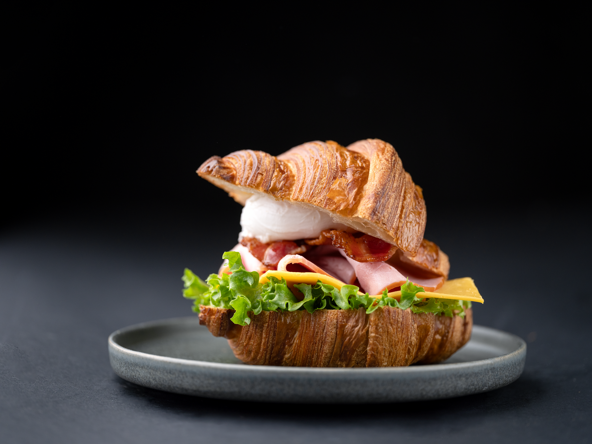 Frühstücks-Croissant mit Cheddar