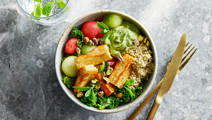 Grönkålsbowl med avokadokräm och pistagenötter