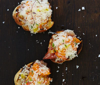 Bruschetta with prosciutto, apricots and Aged Havarti