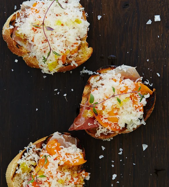 Bruschetta with prosciutto, apricots and Aged Havarti