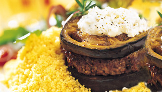 Burgare med aubergine och yoghurtsås