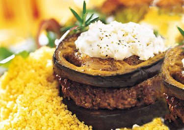 Burgare med aubergine och yoghurtsås