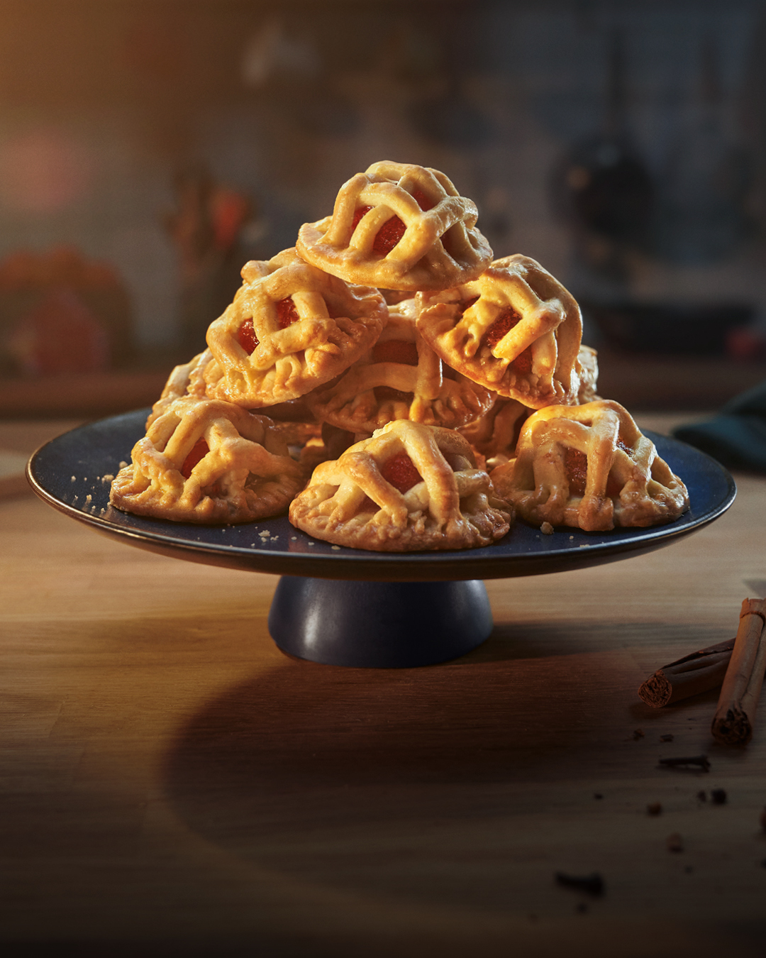 ANANASTAART MET ZELFGEMAAKTE JAM