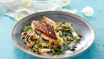 Hvidløgsstegt knurhane og cremet spaghetti
