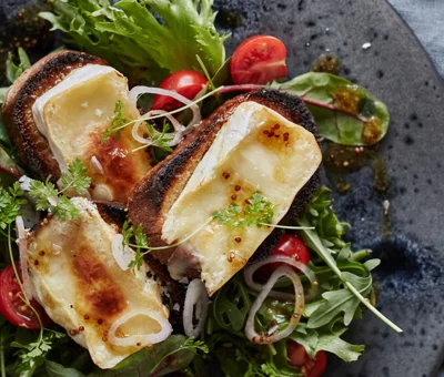 Salat med Crostini og smeltet ost