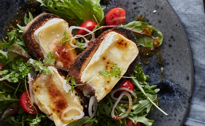 Salat med Crostini og smeltet ost