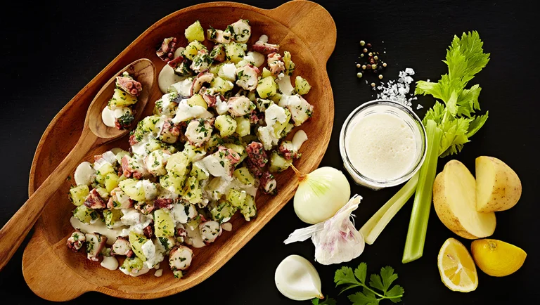 Kartoffel-blækspruttesalat med persille og hvidløg