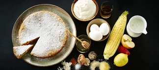 Bagt æblekage med polenta og friske majs