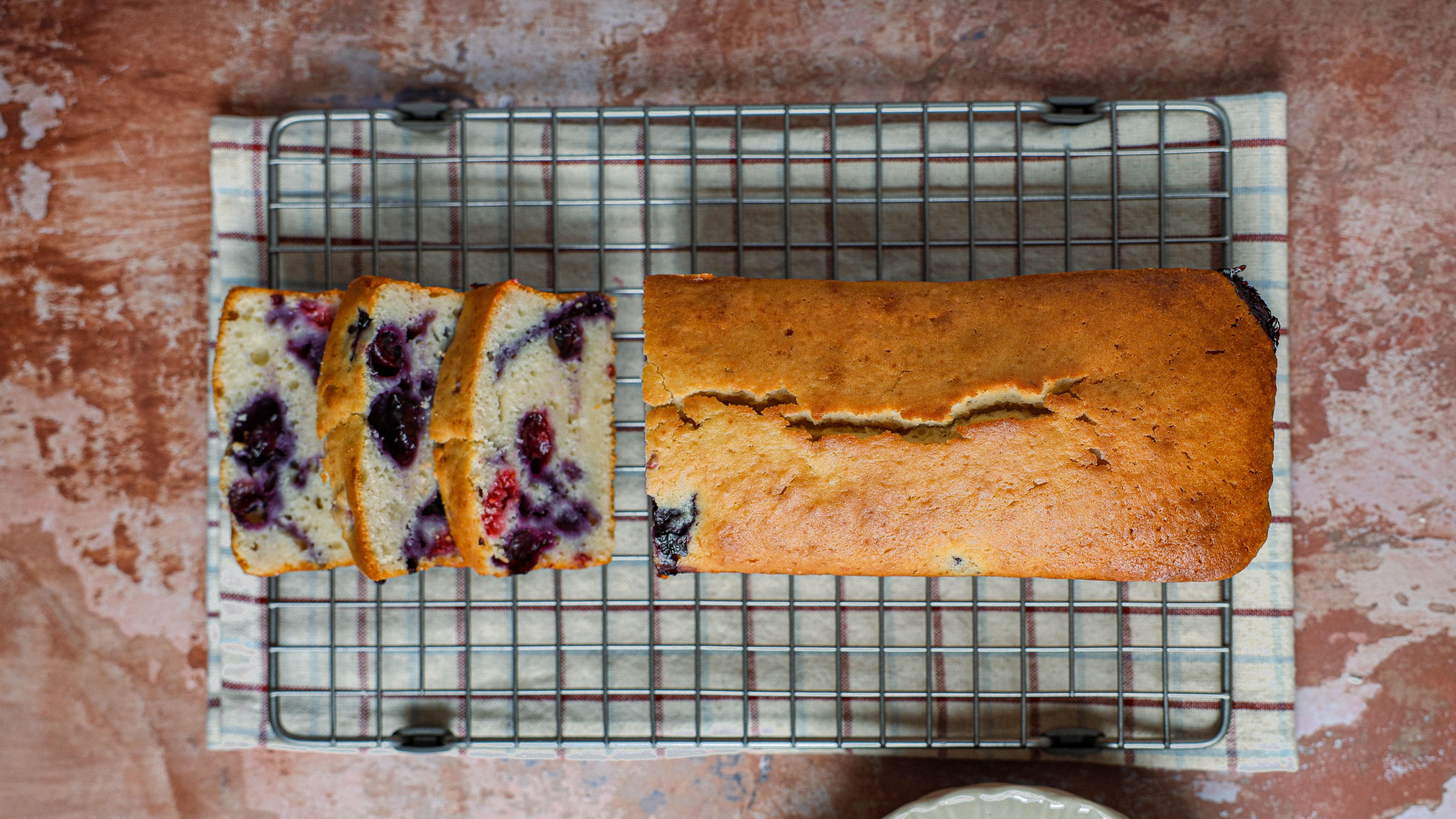 Kastenkuchen mit Beeren und Skyr