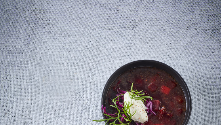 Rødbedesuppe med peberrodsskum