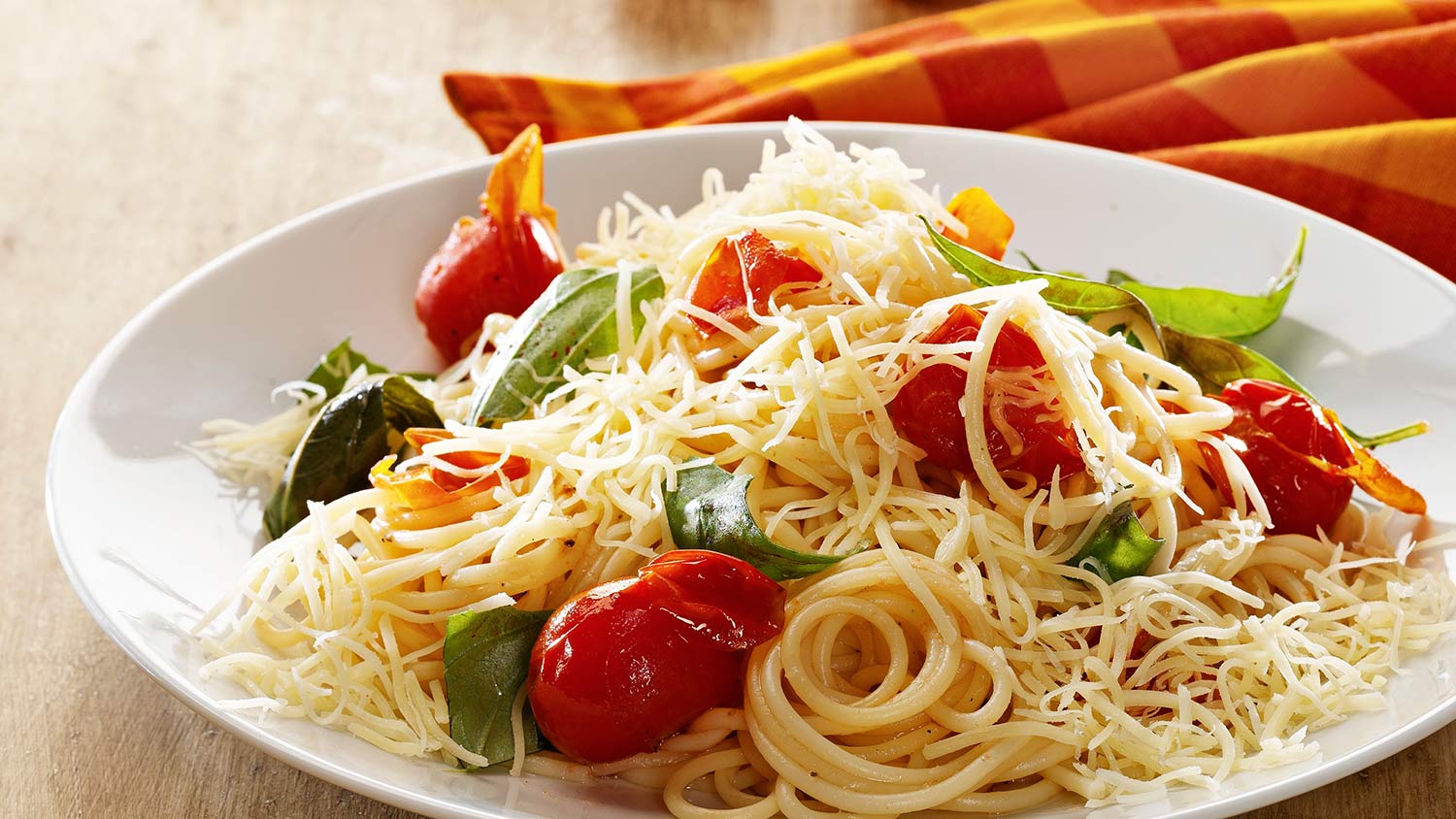 Μακαρόνια με βασιλικό και τυρί