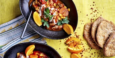 Mausteinen, raikas ja reilun rustiikkinen – kanapata on brasilialaista comfort foodia parhaimmillaan.