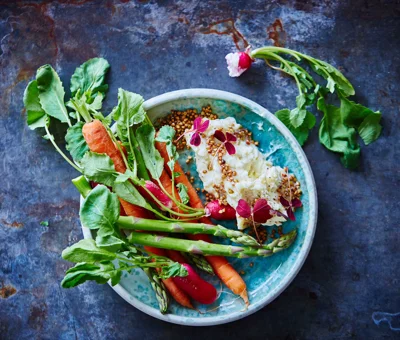 Aufgeschlagener  Extra cremiger White mit geröstetem Buchweizen und Gemüse