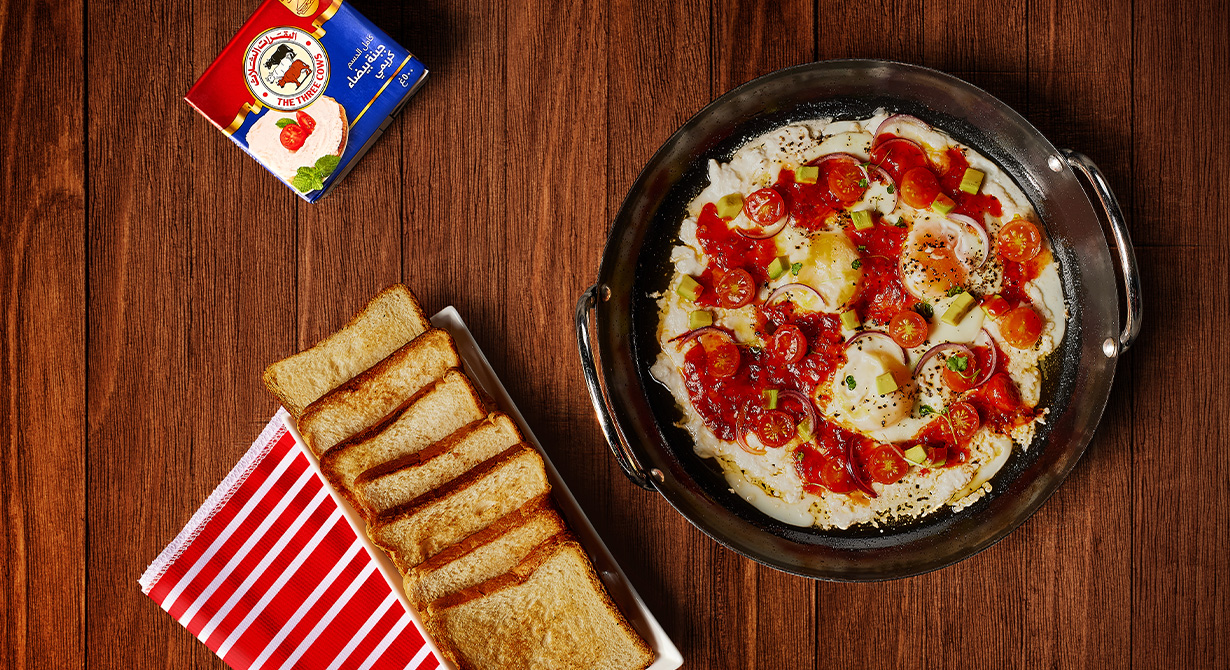 البيض مع جبنة الفيتا الكريمية