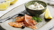 Enbärsgravad lax med löjromssås