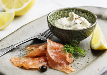 Enbärsgravad lax med löjromssås