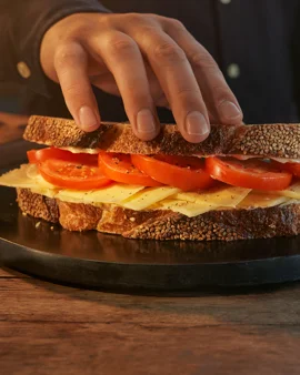 BOCADILLO DE QUESO Y TOMATE