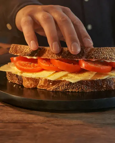 SANDWICH CU BRÂNZĂ ȘI ROȘII