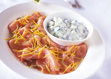 Gravad lax med apelsin, lime och gurksås