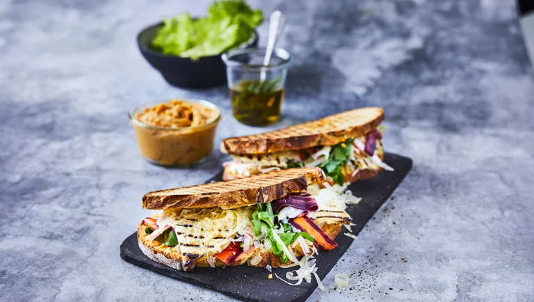 Knusper-Sandwich mit Arla® Pro Mozzarella und Buko® Pikante Kräuter